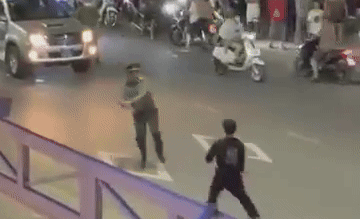 Cop wounded on the street by man with machete