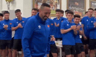 Vietnam national assistant coach shows off dancing skills