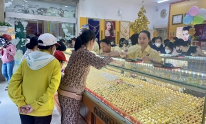 Stores packed with gold traders as prices swing