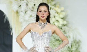 Miss Vietnam suddenly leaves catwalk amid fashion show