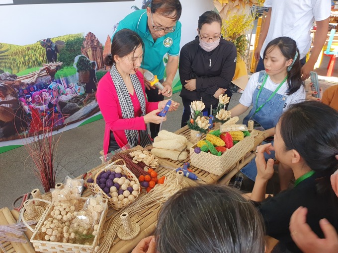 Visitors can gain hands-on experience in programs, including crafting household items from loofah at a local artisan fair. Photo courtesy of Phien Cho Xanh - Tu Te