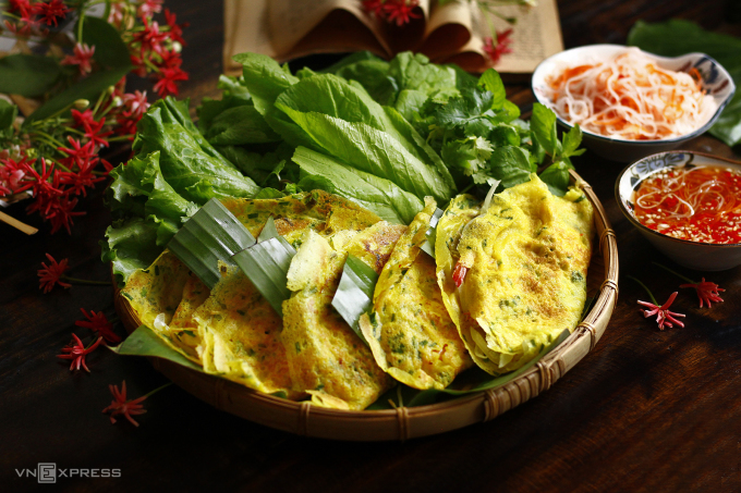 Banh xeo is commonly accompanied by a dipping sauce and pickles on the side. Photo by VnExpress/Bui Thuy