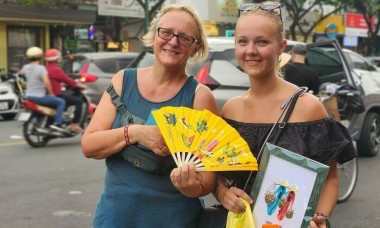 Foreign tourists hit HCMC for inexpensive beauty care, shopping
