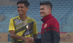Vietnam midfielder gets star treatment after friendly with Malaysia side