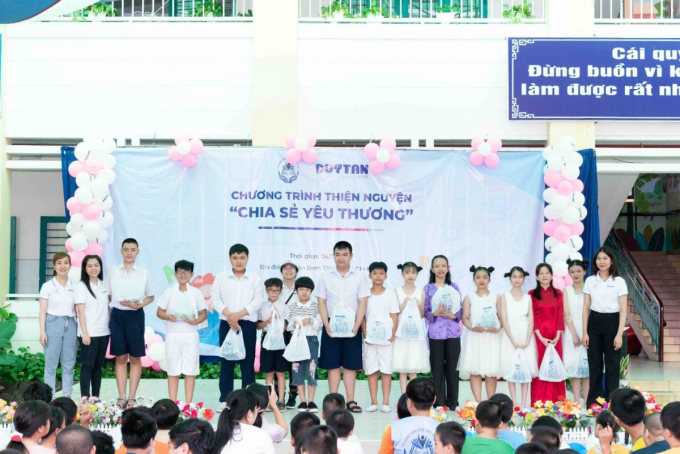 Duy Tan’s employees give many gifts to specialized children. Photo courtesy of Duy Tan JSC
